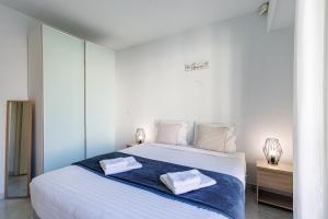 Posteľ alebo postele v izbe v ubytovaní Le Victoria, beau T2 central au pied des plages, piscine, sauna + 15 fotografií