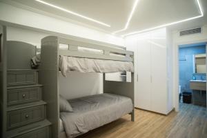 a bedroom with a bunk bed and a bathroom at Porto Vecchio in Pampatar +12 photos
