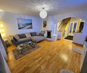 un salon avec un canapé et une cheminée dans l'établissement Idyllisches Ferienhaus Parndorf, à Parndorf 15 autres photos