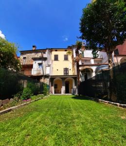 an empty yard in front of a house at Ninì - Casa torre nel borgo in Pontremoli