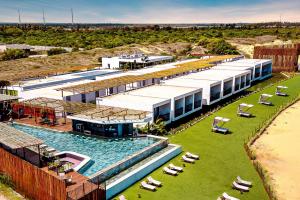 圣米格尔-杜戈斯托苏Nanii Hotel的带游泳池的度假村的鸟瞰图