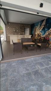 Una sala de estar con sofás y mesas y un mural. en Luxury Angel Apartments 1, en Paralia Katerinis