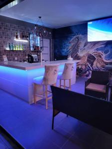 un bar con una pintura de un caballo en la pared en Luxury Angel Apartments 1, en Paralia Katerinis