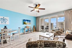 sala de estar con paredes azules y ventilador de techo. en Blue Turtle at Laketown, en Panama City Beach