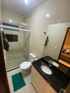 ein Badezimmer mit Toilette, Waschbecken und Dusche in der Unterkunft Casa na colina em Gravatá in Gravatá