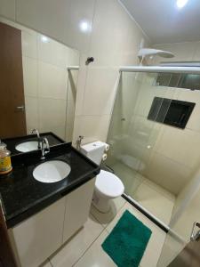 ein Badezimmer mit Waschbecken, Toilette und Dusche in der Unterkunft Casa na colina em Gravatá in Gravatá + 22 Fotos