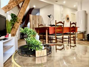 ein Wohnzimmer mit Glastisch und ein Esszimmer in der Unterkunft Le SILVA Centre ville Lumineux Wifi et Netflix in Périgueux + 30 Fotos