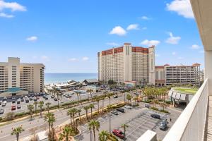 vistas a una ciudad con aparcamiento en Blue Turtle at Laketown, en Panama City Beach