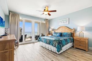 Un dormitorio con una cama con vista al mar. en Blue Turtle at Laketown, en Panama City Beach 30 fotos más
