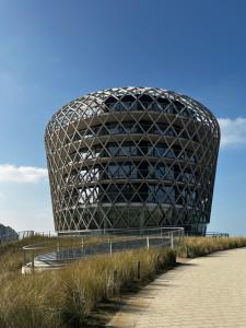 ミッデルケルケにあるCasa Lizzyの道路沿いにある幾何学的なデザインの大きな建物