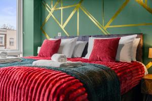 a bedroom with two beds with stuffed animals on them at Dapper Suite in bustling Holloway, Islington by Gold Stays in London +20 photos