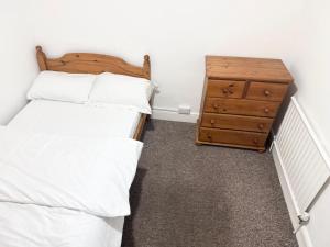 サウサンプトンにあるSerene Suite Room 4のベッドルーム1室(ベッド2台、木製ドレッサー付)