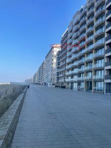 une rue vide en face d'un grand immeuble dans l'établissement Westende Zeezicht, à Middelkerke