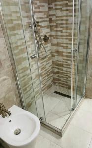 Villetta dei Ginepri في كوستا باراديسو: حمام مزود بدش ومغسلة +57 صورة