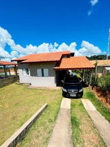 a car parked in front of a house at Recanto da Serra in Serra Negra