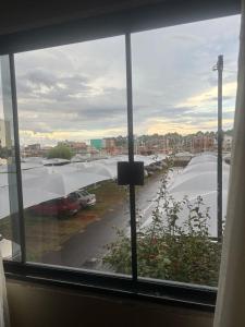 a view of a parking lot from a window at Apartamento planejado in Gama