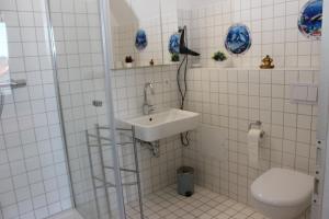 a bathroom with a sink and a toilet at Hexnquartier in Braunlage