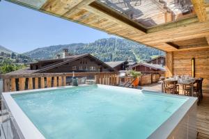 O vedere generală la munți sau o vedere la munte luată de la acest chalet