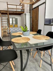 ein Esszimmer mit Tisch und Stühlen in der Unterkunft Santander industrial apartment in Santander + 4 Fotos
