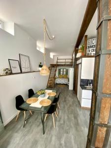 eine Küche und ein Esszimmer mit Tisch und Stühlen in der Unterkunft Santander industrial apartment in Santander