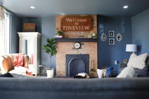 un salon avec un canapé et une cheminée dans l'établissement Yinz Retreat, Above the City, à Pittsburgh