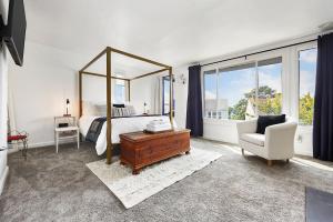 une chambre avec un lit, un miroir et une chaise dans l'établissement Yinz Retreat, Above the City, à Pittsburgh