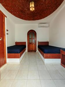 Postel nebo postele na pokoji v ubytování Ghzala hotel dahab