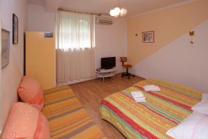 Postel nebo postele na pokoji v ubytování Guest house with garden - Zuvan