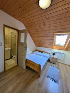 Posteľ alebo postele v izbe v ubytovaní Widok apartamenty,domki,pokoje