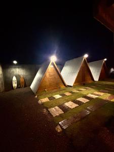 a group ofolithicolithicolithicolithicolithicolithicolithicolithicolithicolithicolithicolithic homes at Chalé com ventilador in Itacaré