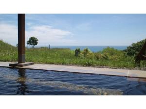 冨浦にあるKojohama Onsen Hotel Izumi - Vacation STAY 93850vの水辺の景色が見えるプール