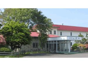 冨浦にあるKojohama Onsen Hotel Izumi - Vacation STAY 93850vの赤い屋根の大きな白い建物