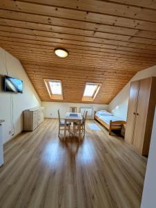 Televízia a/alebo spoločenská miestnosť v ubytovaní Widok apartamenty,domki,pokoje