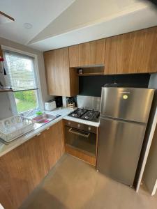 Mobil home 55 -8 personnes的厨房或小厨房