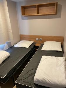 Mobil home 55 -8 personnes客房内的一张或多张床位