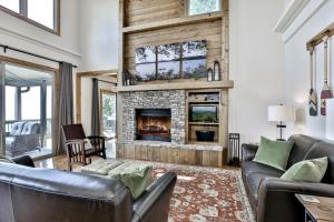 sala de estar con chimenea y muebles de cuero en Southern Views, en Jasper