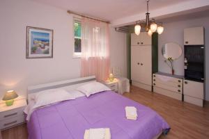 Postel nebo postele na pokoji v ubytování Guest house with garden - Zuvan