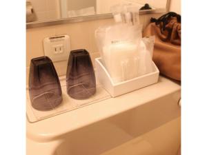 une étagère avec deux vases et un sac dessus dans l'établissement Garden Hotel Shizuoka - Vacation STAY 45848v, à Shizuoka 34 autres photos