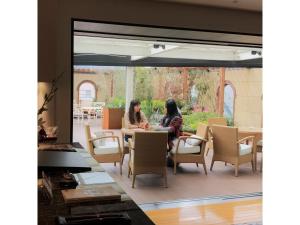 Deux femmes assises à une table dans un restaurant dans l'établissement Garden Hotel Shizuoka - Vacation STAY 45848v, à Shizuoka