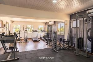Fitness centrum a/nebo fitness zařízení v ubytování Condomínio c/ Academia e Piscina em Guarajuba - Camaçari GSH