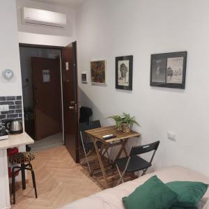 Una sala de estar con una mesa y una mesa y sillas. en Doberdó, en Milán