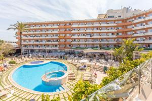 een afbeelding van een hotel met zwembad en resort bij Ferrer Janeiro Hotel & Spa in Can Picafort