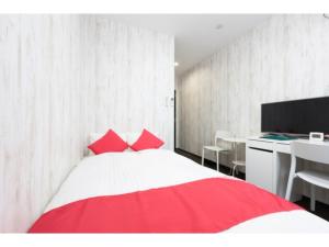 石巻市にあるHotel M&K Ishinomaki - Vacation STAY 54483vのベッドルーム(赤と白のベッド1台、デスク付) +20枚の写真