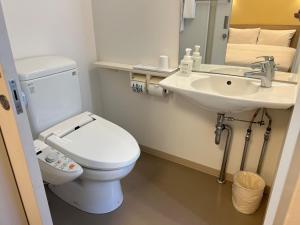un baño con inodoro y lavabo en Smile Hotel Shirakawa - Vacation STAY 54759v, en Nishigo 26 fotos más