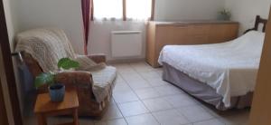 Postel nebo postele na pokoji v ubytování Gîtes des Cèdres