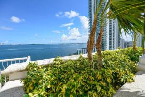 un balcón con vistas al océano y a un edificio en Brickell Center w/City & Bay View + FREE Parking!, en Miami