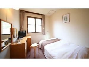 大石市にあるAshiwada Hotel - Vacation STAY 60808vのベッド2台、机、テレビが備わったホテルの部屋