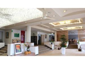 大石市にあるAshiwada Hotel - Vacation STAY 60808vの建物内のテーブルと花が置かれたロビー +66枚の写真