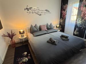 een slaapkamer met een groot bed met twee kussens erop bij Lieblingsplatz in Eisenach