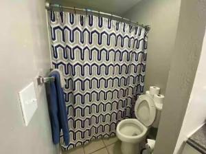 Koupelna v ubytování A private rental unit in Lawton OK near Fort Sill